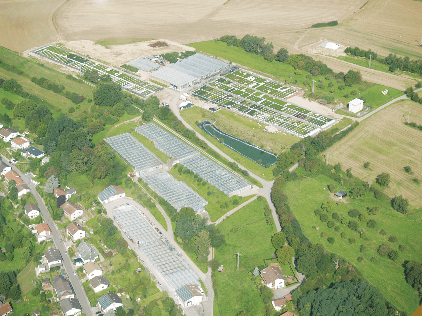 Luftaufnahme der Gärtnerei Hohn mit umgebender Natur